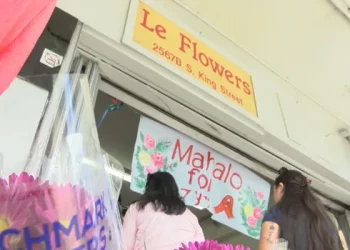 Moiliili Shops Close for Bank